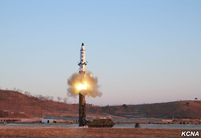 Північна Корея вийшла з Договору про нерозповсюдження ядерної зброї в 2003 році попри широкі міжнародні санкції і політичну ізоляцію. Північна Корея вийшла з Договору про нерозповсюдження ядерної зброї в 2003 році попри широкі міжнародні санкції і політичну ізоляцію.