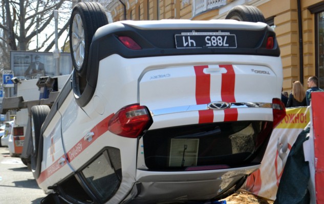 В центре Одессы перевернулась машина спасателей: фото