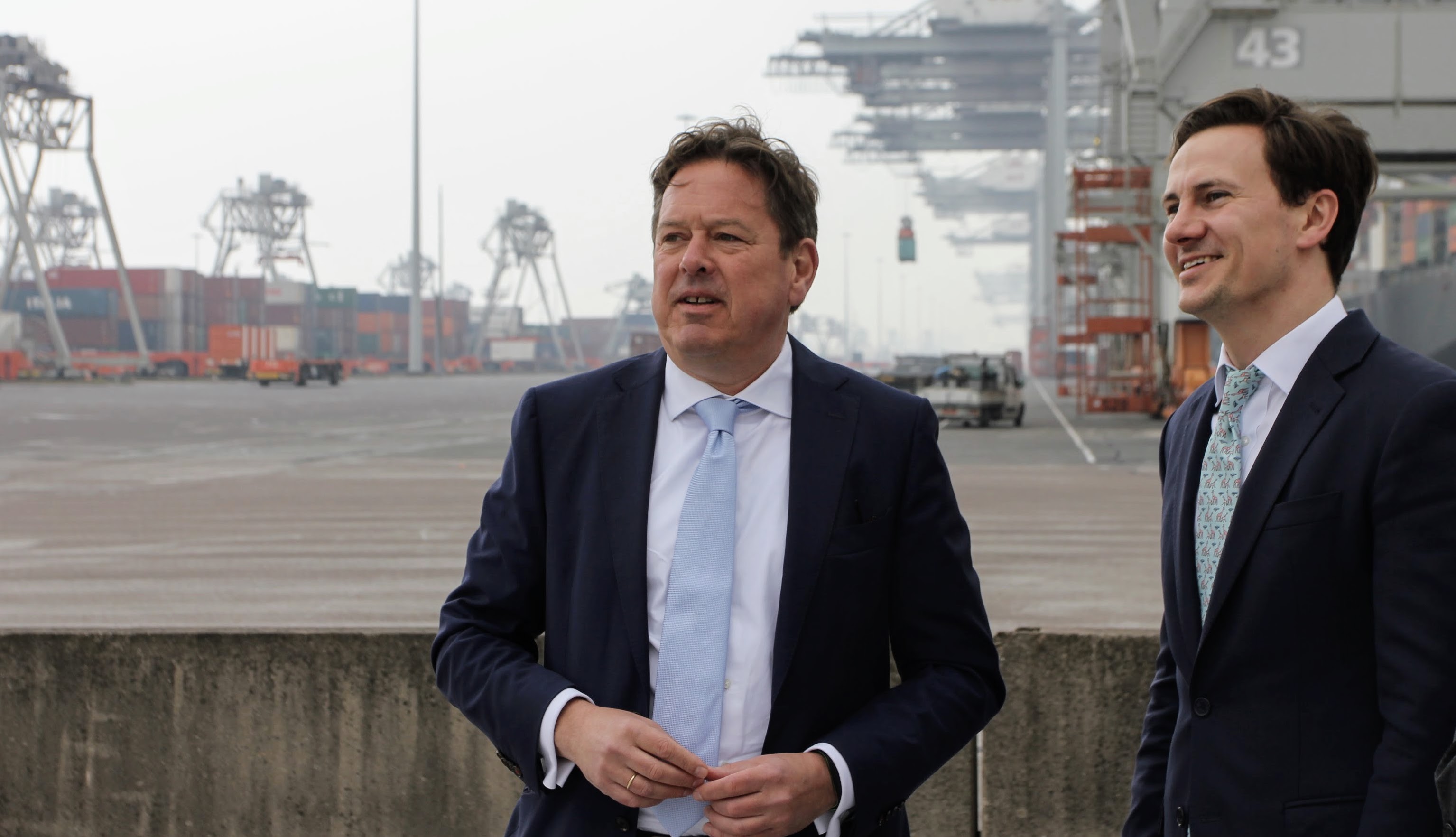 Пресс-секретарь ECT Роб Багкус (слева), финансовый менеджер Hutchison Ports Джеймс Петтифер (справа). Фото Liga.net/Денис Кацило