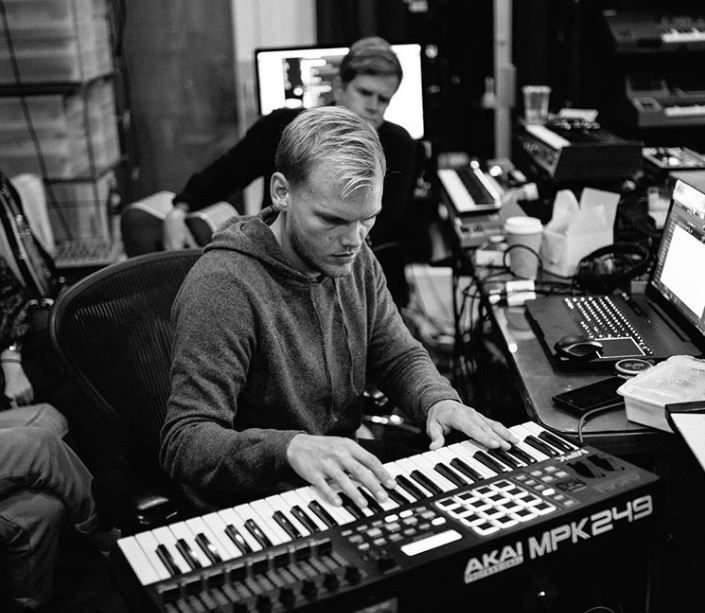 Известный шведский ди-джей Avicii найден мертвым в Омане