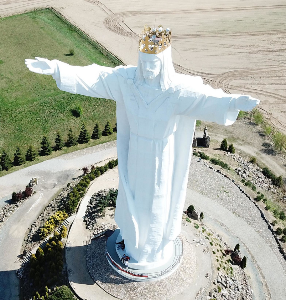 З6-метровая статуя Иисуса Христа в Польше раздает интернет: фото
