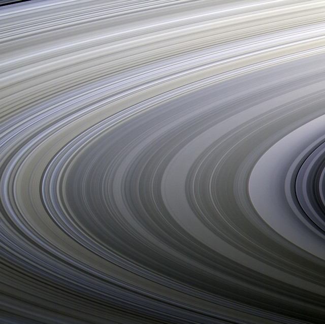 NASA показало "грампластинку" пестрых колец Сатурна - фото
