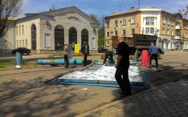 "Футбола больше нет": в Донецке срезали стелу возле Донбасс Арены