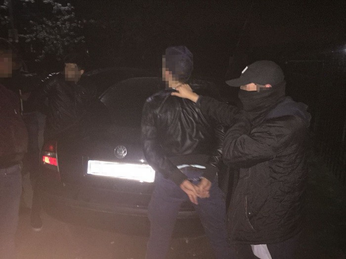 задержание полицейских в Киевской области Задержанным под Киевом на взятке полицейским объявлено подозрение