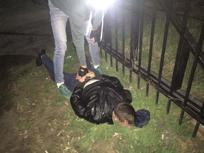 Задержанным под Киевом на взятке полицейским объявлено подозрение
