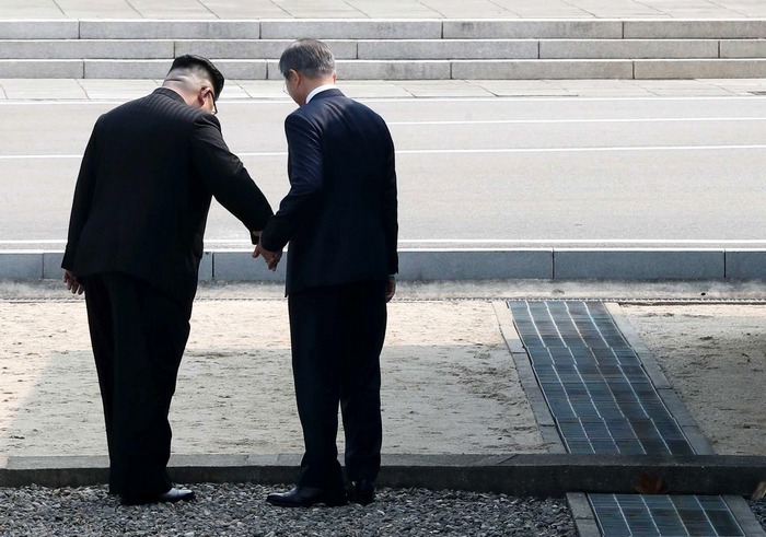 Ким Чен Ын не по плану увел президента южан в КНДР:  фото