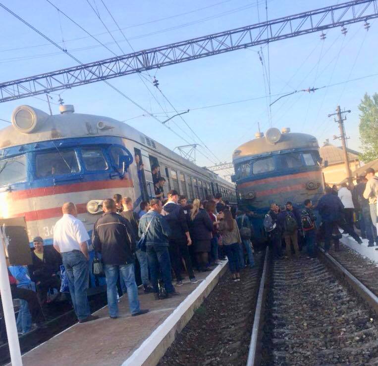 Во Львове не хватило мест в поезде, люди вышли на рельсы: видео