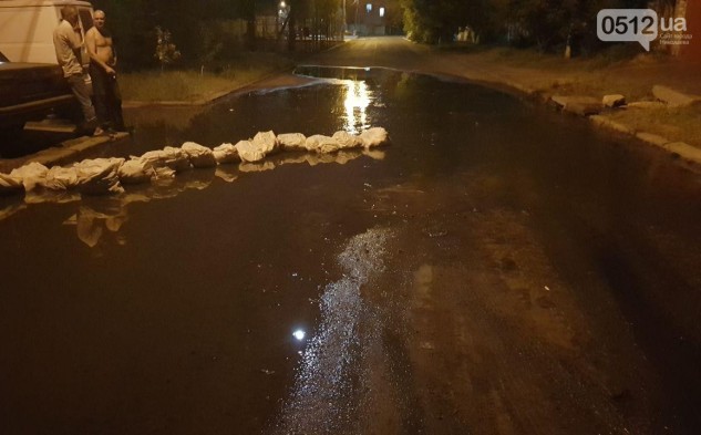 Прорыв канализации в Николаеве: жители спасались мешками с песком