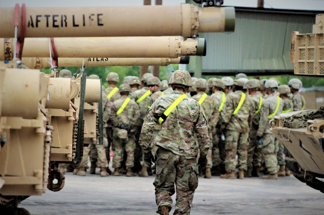США перебрасывают в Польшу бронетанковую бригаду: видео