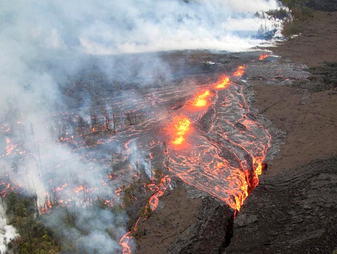 На Гавайях эвакуация: началось извержение вулкана Килауэа - видео