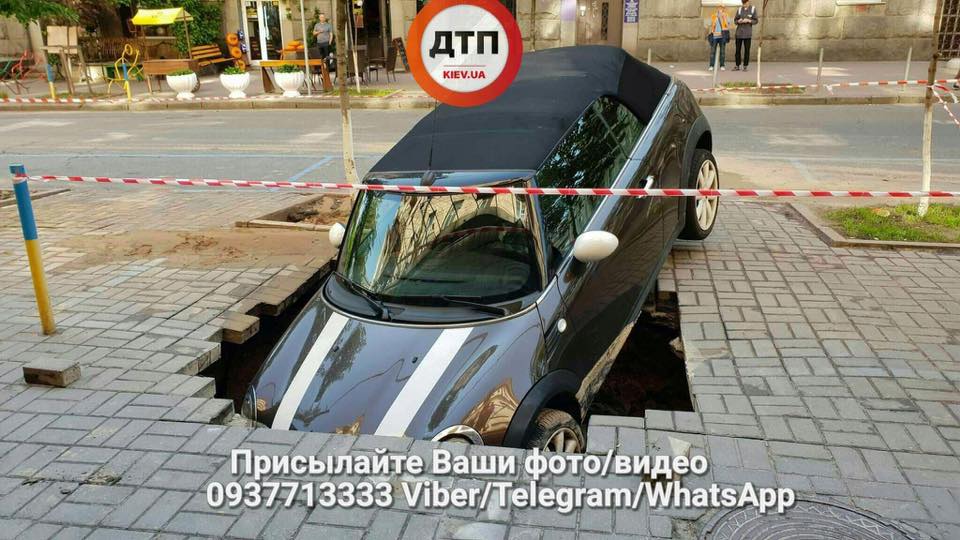 В центре Киева под асфальт провалилась машина: фото