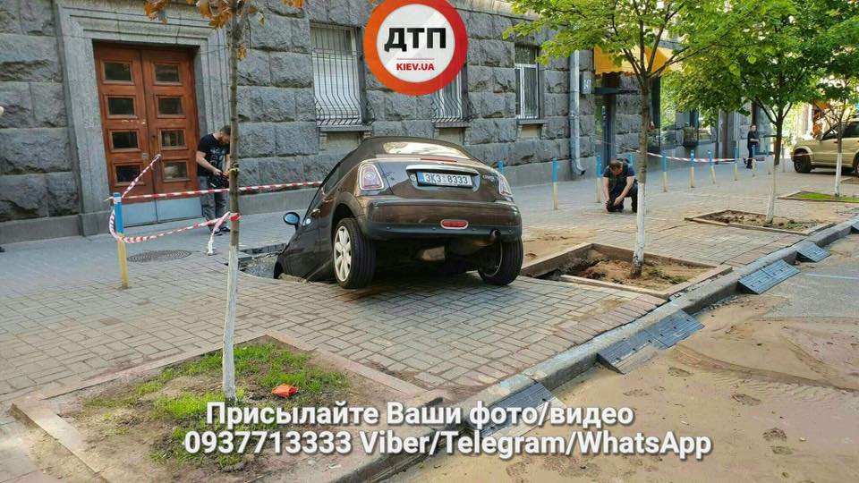 В центре Киева под асфальт провалилась машина: фото