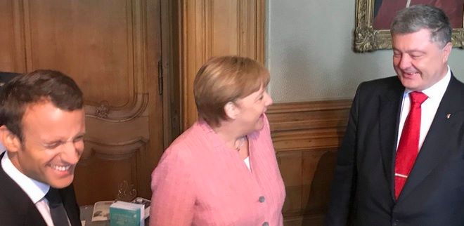 В Германии начались переговоры Порошенко, Меркель и Макрона: фото