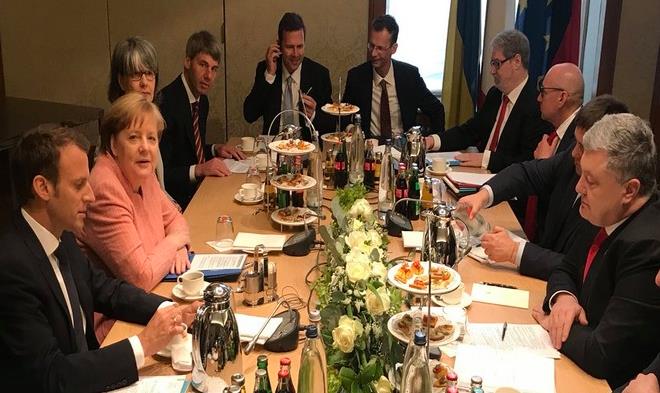 В Германии начались переговоры Порошенко, Меркель и Макрона: фото