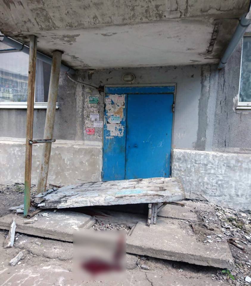 В Донецкой области у подъезда обвалилась стена: пострадал ребенок