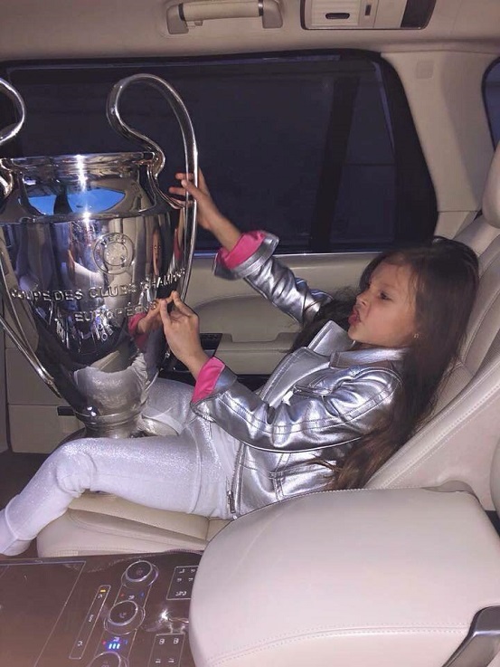 Приключения кубка УЕФА: соцсети о новой игрушке дочери Павелко