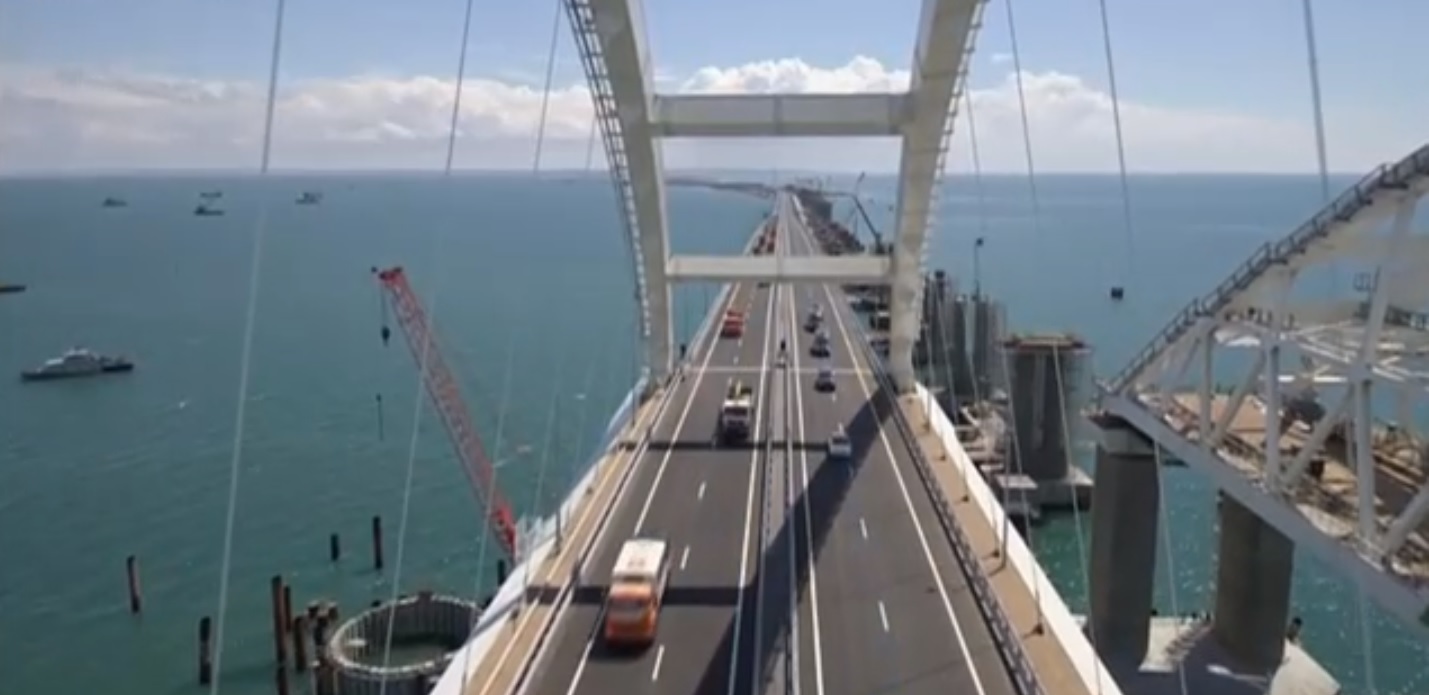 Путин за рулем КамАЗа открыл мост в оккупированный Крым: фото