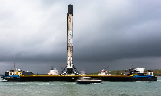 Впечатляющие габариты: отработанная ступень ракеты SpaceX - фото