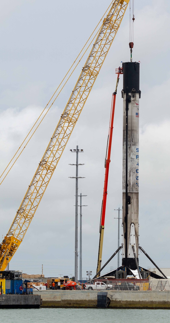 Впечатляющие габариты: отработанная ступень ракеты SpaceX - фото