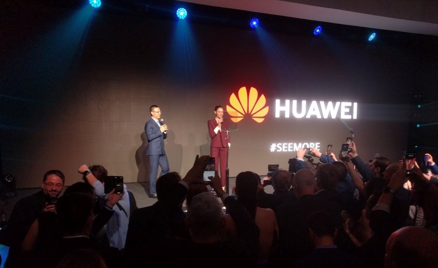 Галь Гадот на презентации Huawei в Париже