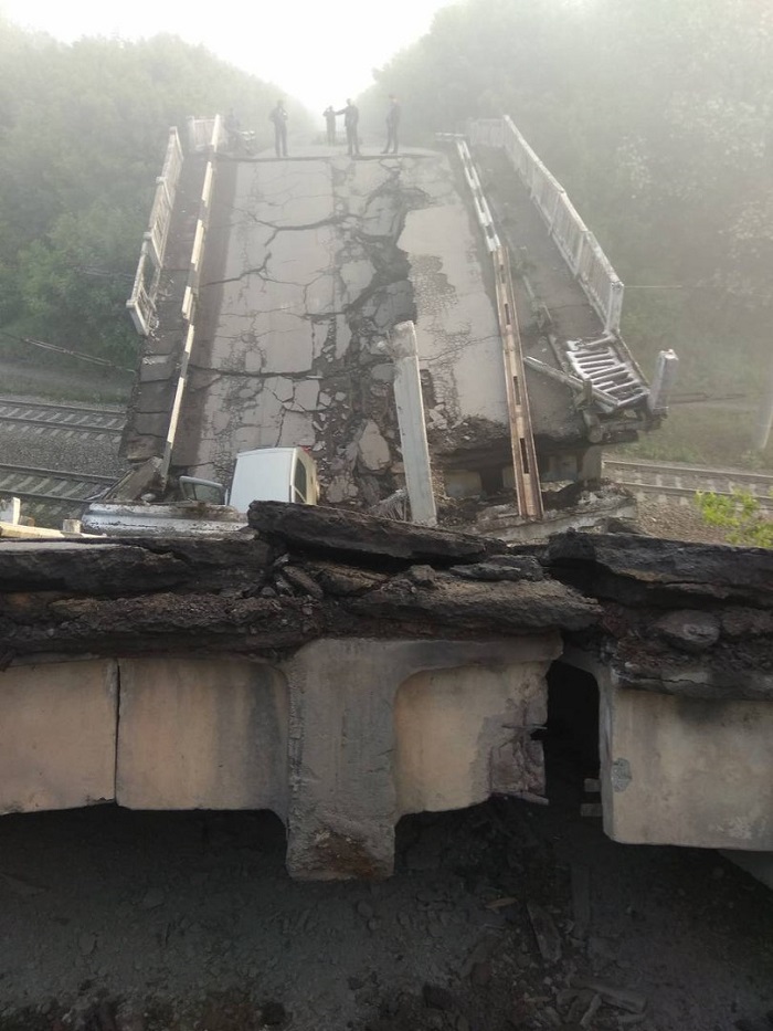 В Донбассе взорвали мост на трассе Хрустальный-Луганск: фото
