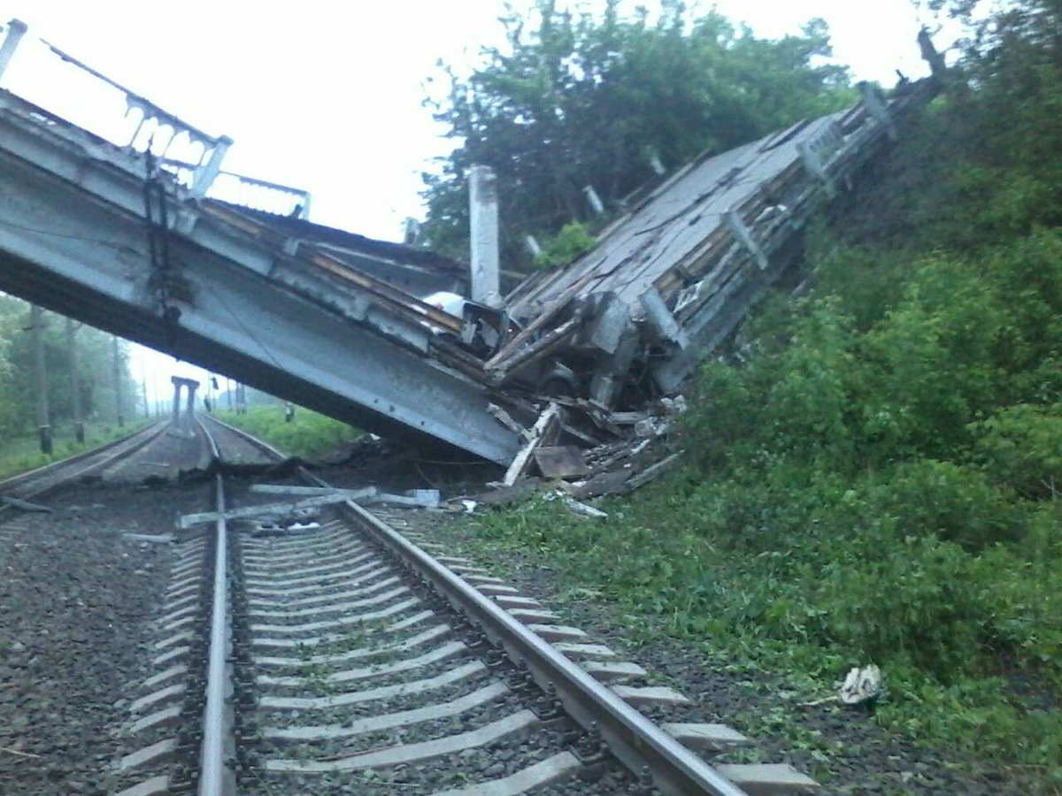 В Донбассе взорвали мост на трассе Хрустальный-Луганск: фото