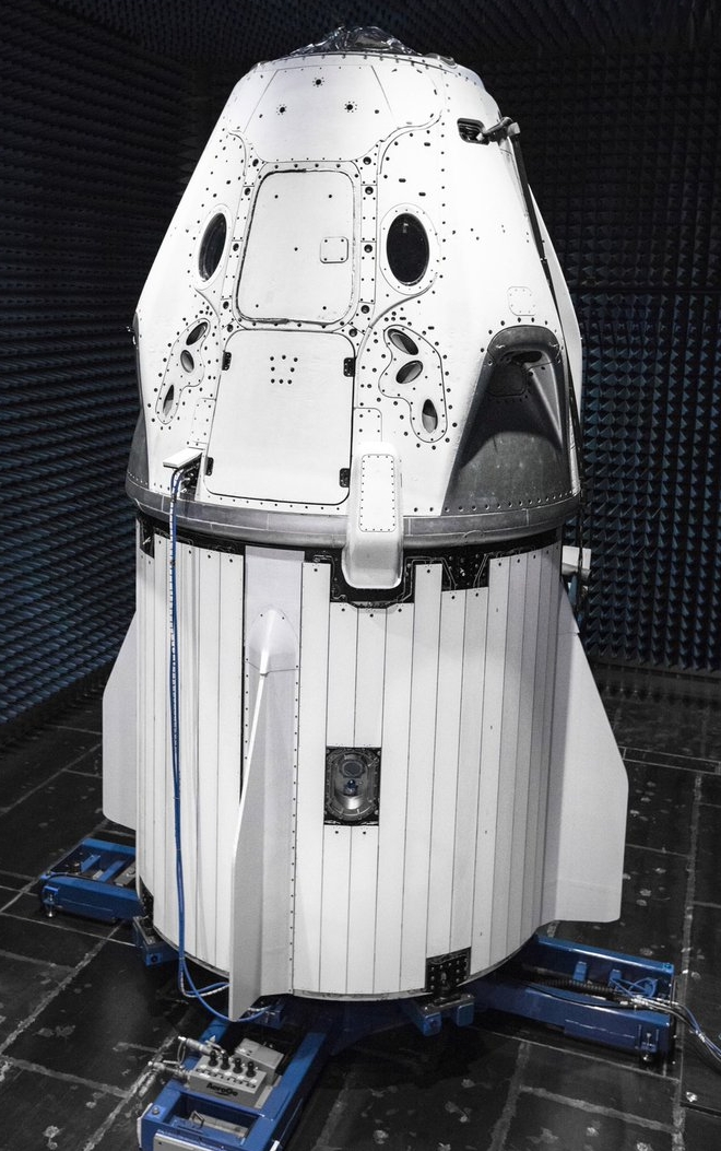 Маск показал, на чем SpaceX будут возить экипажи в космос: фото