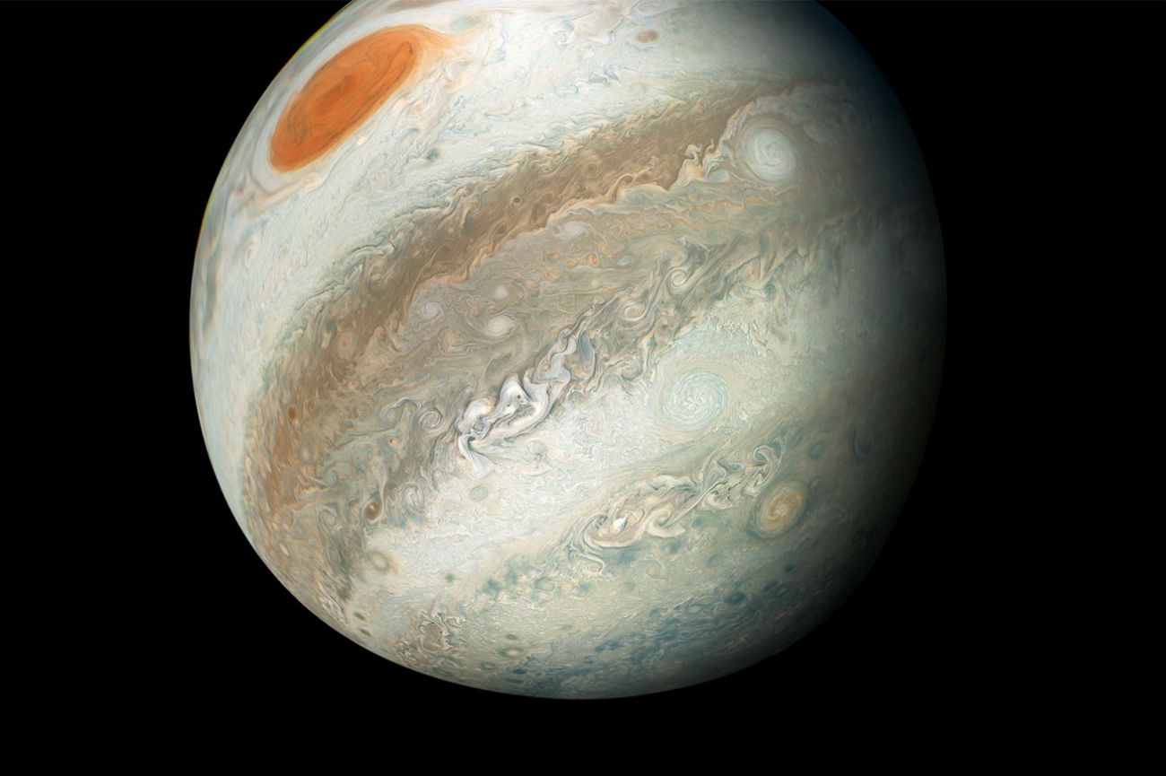 juno Юнона сфотографировала Юпитер с уникального ракурса - фото