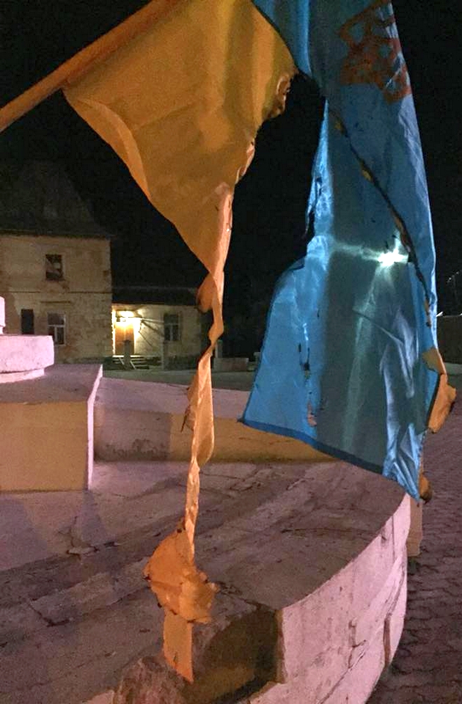 "Хочу жить в России": около Львова сожгли флаг Украины