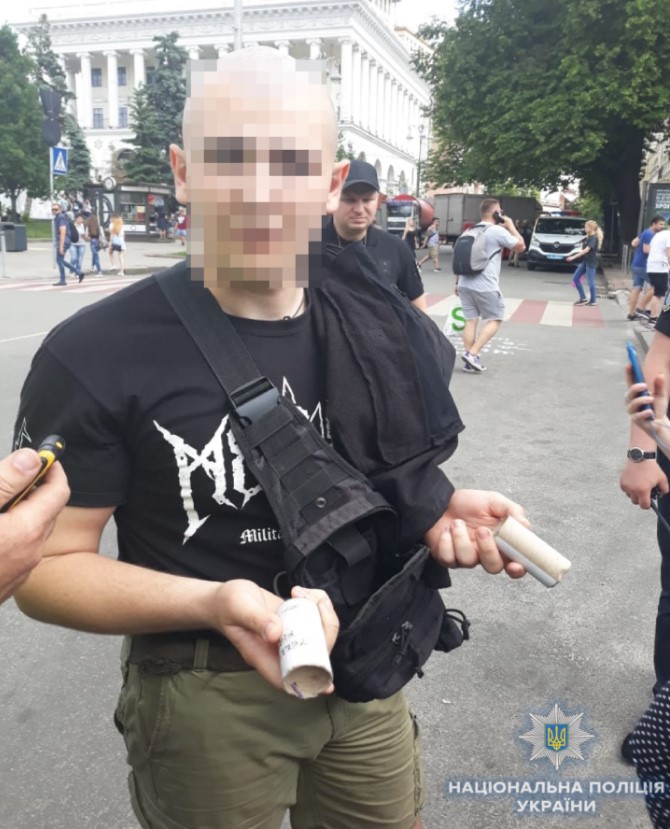В Киеве полиция выявляет болельщиков с пиротехникой и балаклавами
