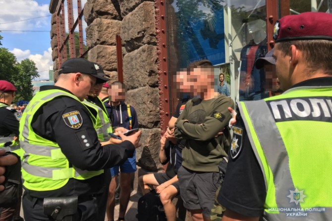 В Киеве полиция выявляет болельщиков с пиротехникой и балаклавами