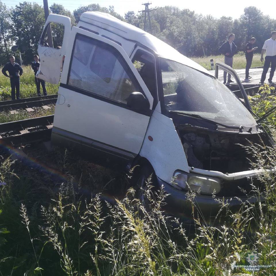 Под Одессой поезд столкнулся с микроавтобусом: погибла девушка