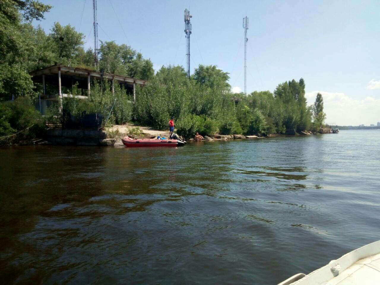В Киеве спасатели второй день ищут в Днепре пропавшего мальчика