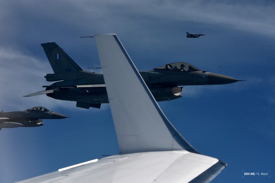 Истребители НАТО патрулируют небо над Черногорией - фото, видео