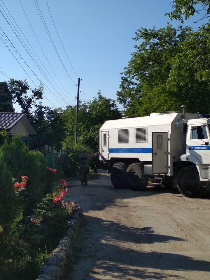 Автозак и перекрытая улица: в Крыму проходит очередной обыск