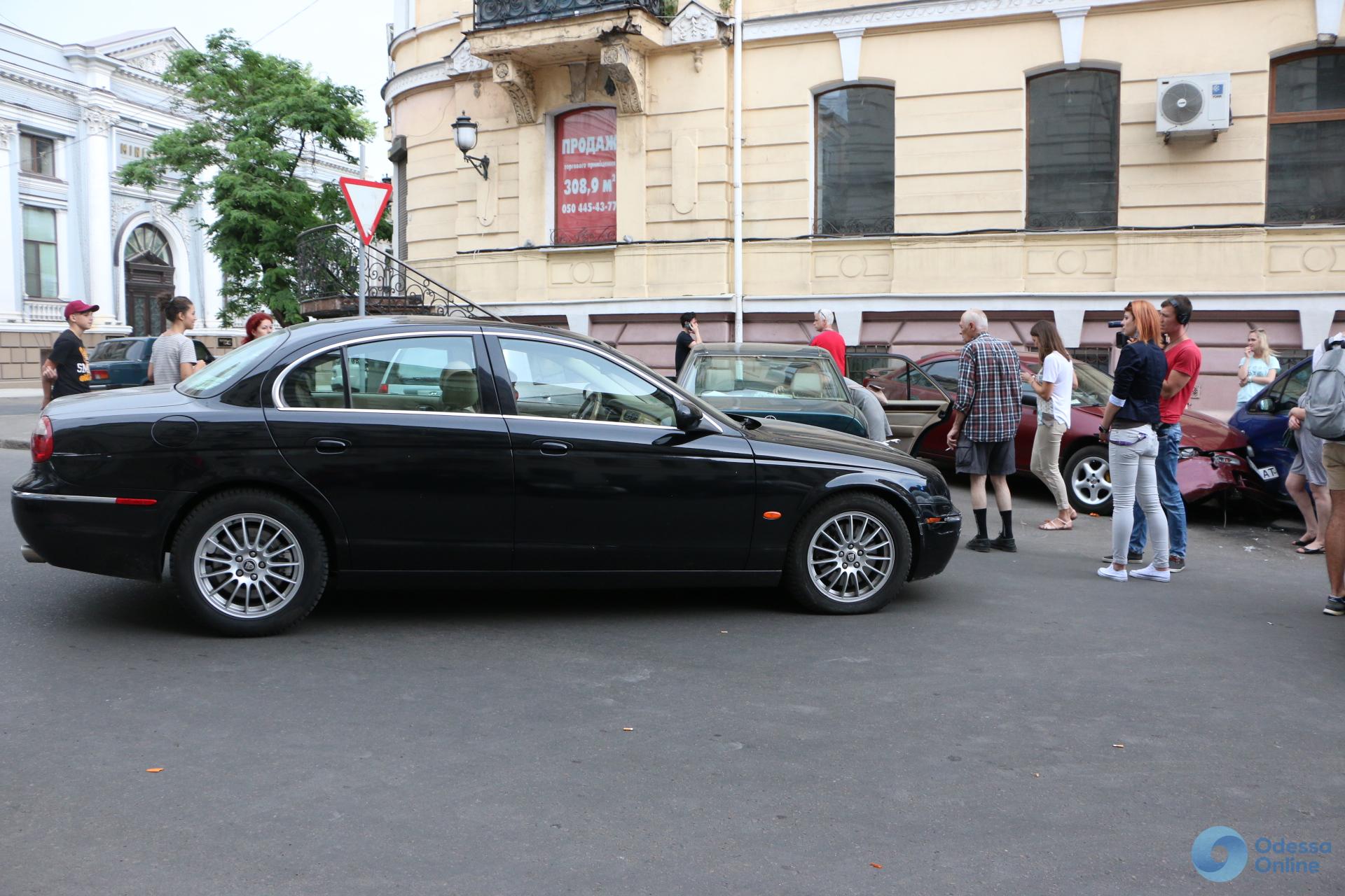 null В Одессе пьяная женщина на Jaguar разбила сразу пять машин - фото