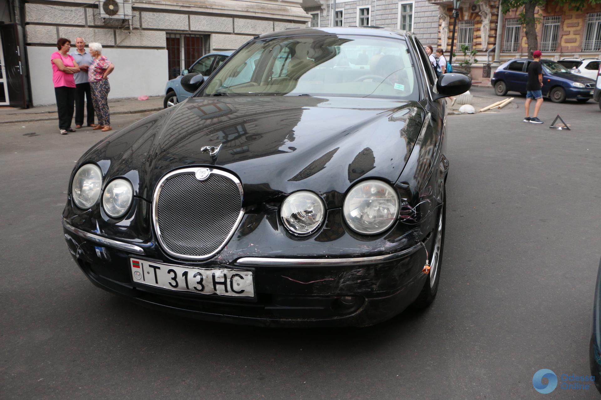 null В Одессе пьяная женщина на Jaguar разбила сразу пять машин - фото