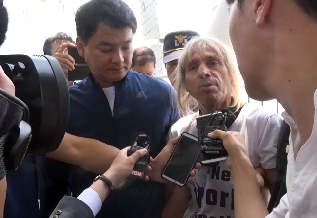 null В Сеуле с небоскреба сняли "человека-паука" из Франции - видео