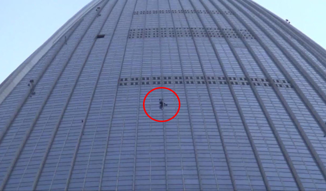 В Сеуле с небоскреба сняли "человека-паука" из Франции - видео