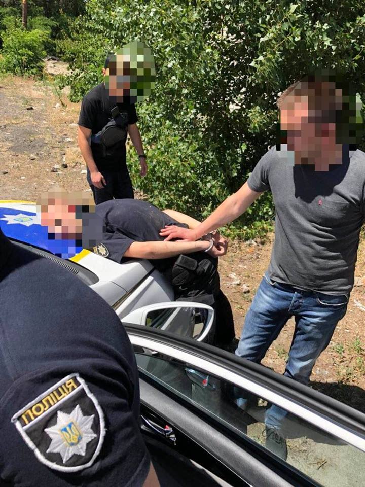 В Киеве двух патрульных задержали по подозрению во взятке: фото