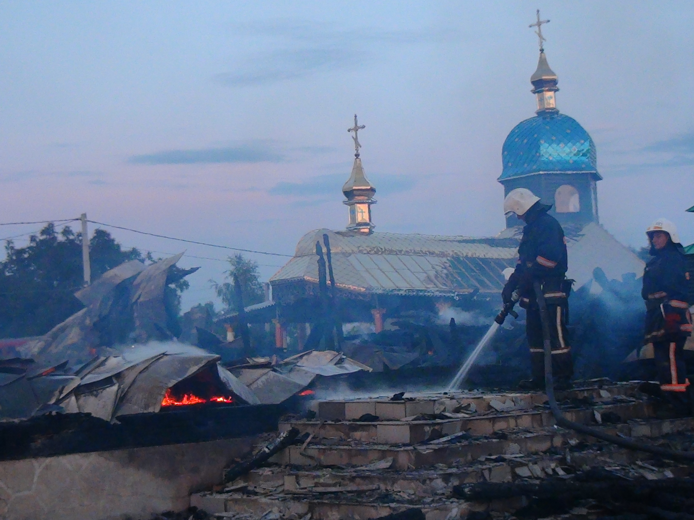 В Прикарпатье сгорела старинная церковь УПЦ КП - фото, видео