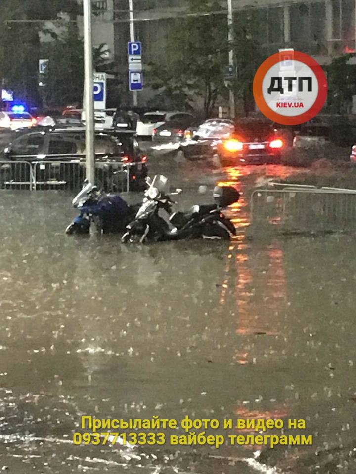 Вплавь на авто и фонтаны из люков: фото и видео грозы в Киеве