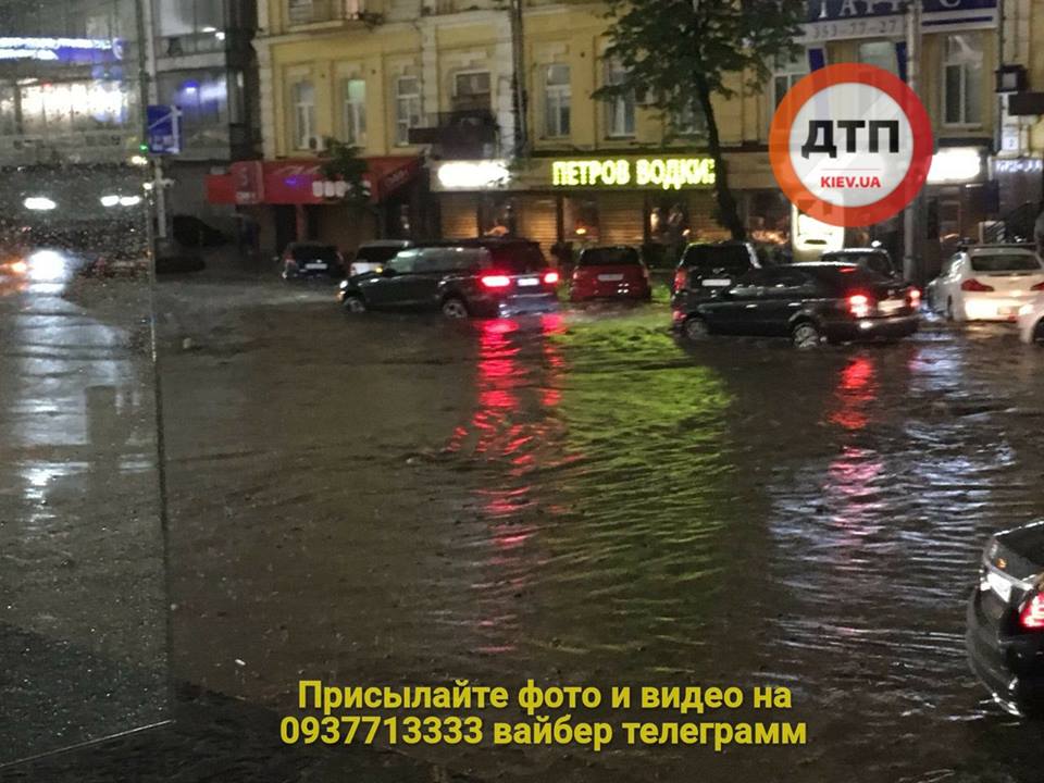 Вплавь на авто и фонтаны из люков: фото и видео грозы в Киеве