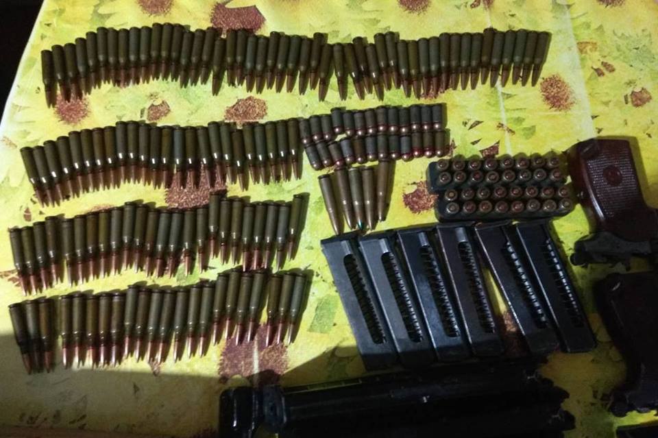 Под Славянском задержали боевика с арсеналом оружия: фото