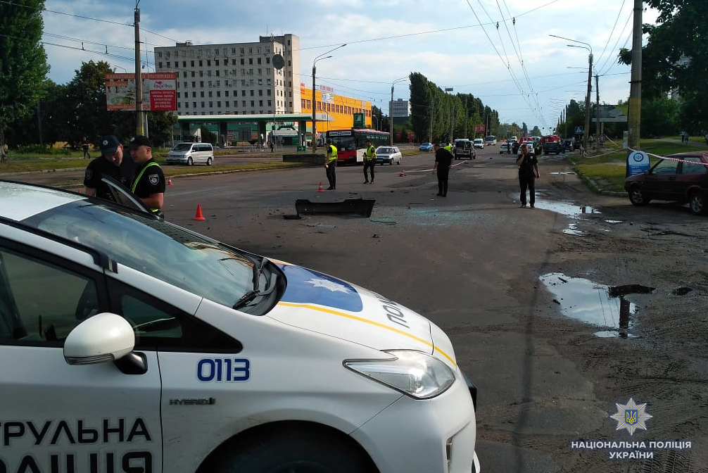 В Черкассах взорвался Mercedes, водитель ранен - полиция