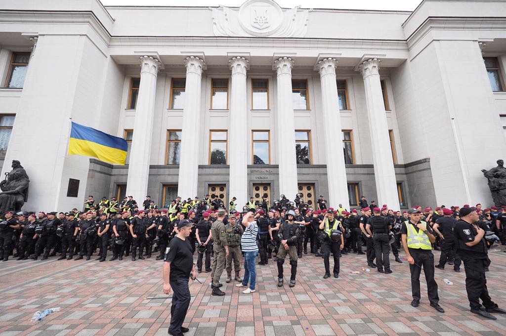 В стычках под Радой пострадали 8 полицейских, есть задержанные