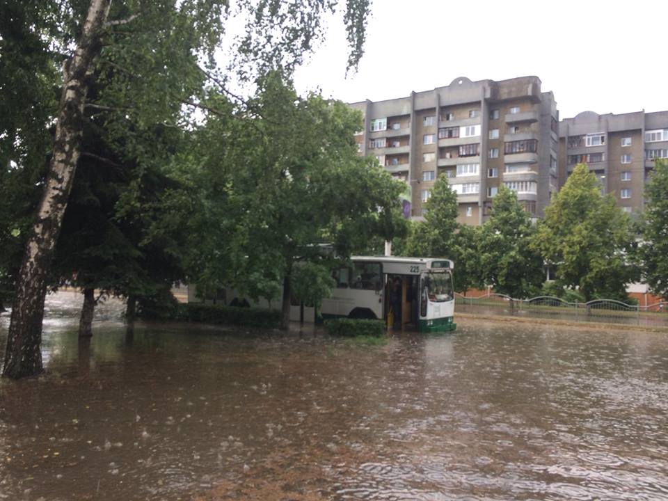 Грозы в регионах принесли потопы и ковры из градин: фото, видео
