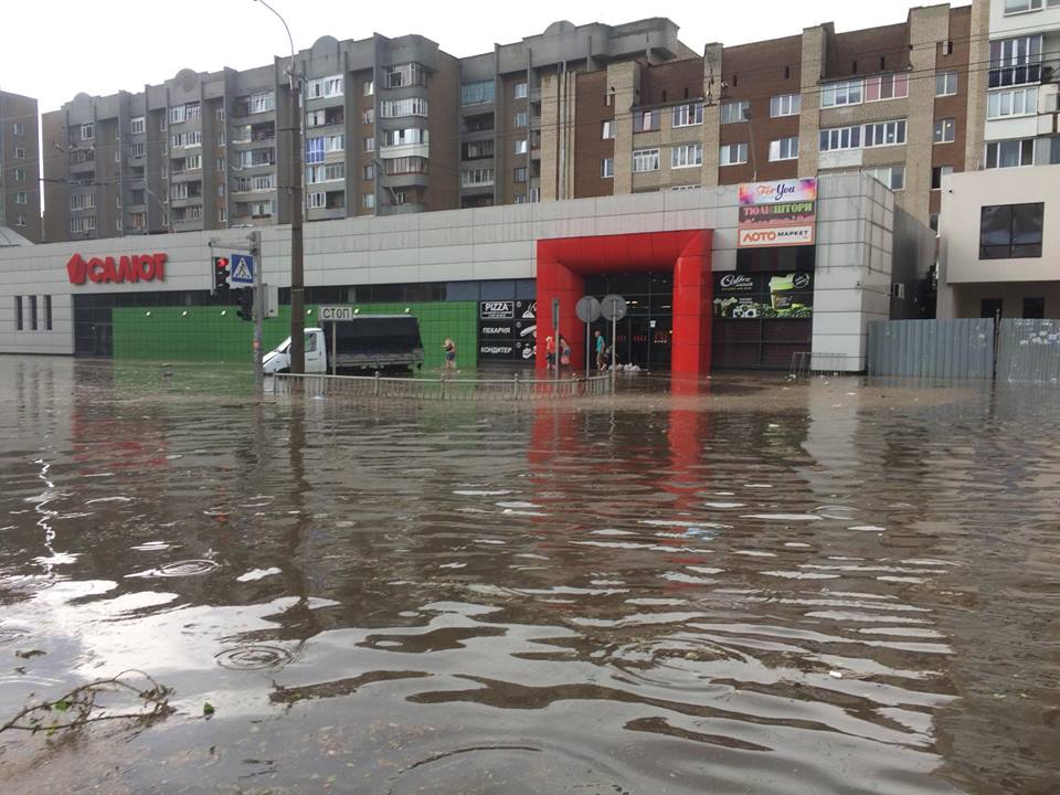 Грозы в регионах принесли потопы и ковры из градин: фото, видео