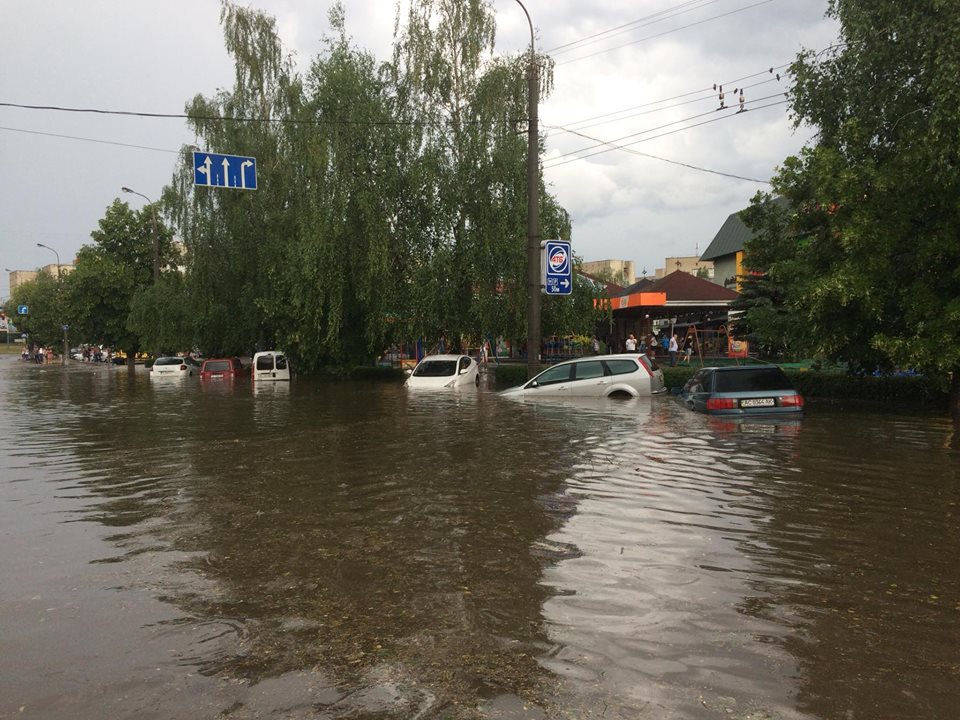 Грозы в регионах принесли потопы и ковры из градин: фото, видео