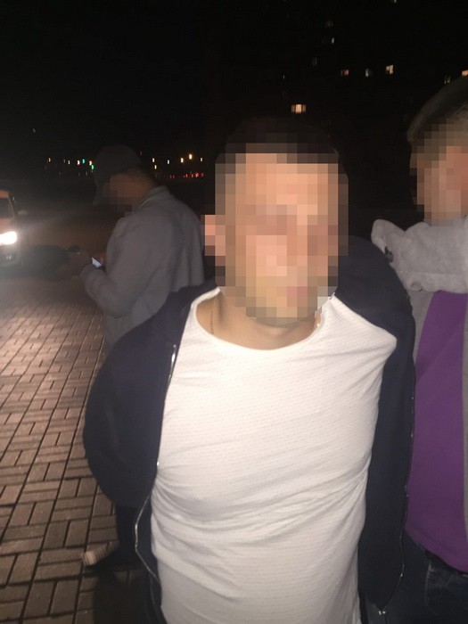 СБУ: В Киеве полицейский продавал наркотики - фото